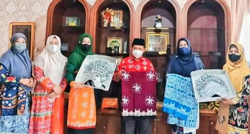 Bersempena MTQ Riau ke-40, Dinas PMPTSP Bersama Dekranasda Pamerkan Produk Unggulan Batik dan Tenun Khas Daerah