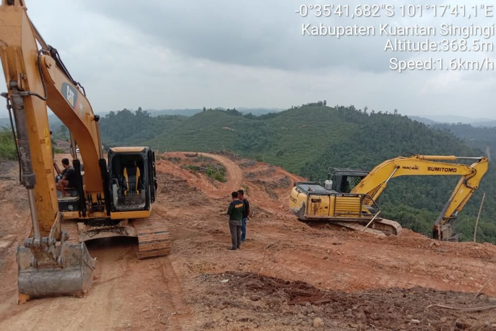 Dinas LHK Riau Amankan 2 Alat Berat Perambah Hutan Lindung di Kuansing