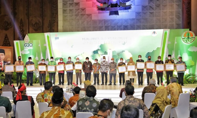 Terapkan Kebijakan Peduli Lingkungan, Pemkab Siak Terima Penghargaan Nirwasita Tantra