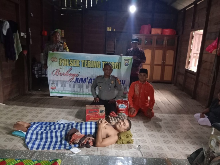 Jumat Barokah, Polsek Tebingtinggi Bantu Warga Lumpuh Selama 12 Tahun