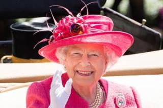 Selalu Tampil Stylish, Apakah Ratu Elizabeth Pernah Kenakan Pakaian yang Sama Berulang Kali