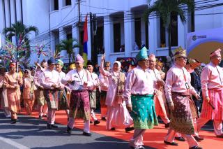 Pemko Pekanbaru Hadirkan Budaya Mengantar Penganten dan Perang Beras Kunyit Pada Apeksi 2022