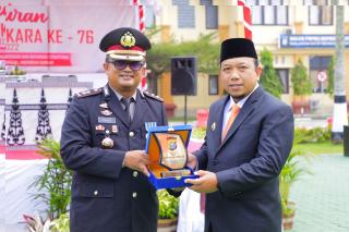Peringatan HUT Bhayangkara ke-76 Bupati Siak Terima Penghargaan dari Kapolres Siak