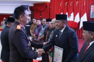 Puncak Peringatan HUT Bhayangkara ke-76, Bupati Alfedri Terima Penghargaan dari Kapolda Riau
