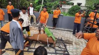 Sembelih Hewan Kurban, Panitia Masjid Baiturrahman Rejosari Gunakan Alat ala RPH 