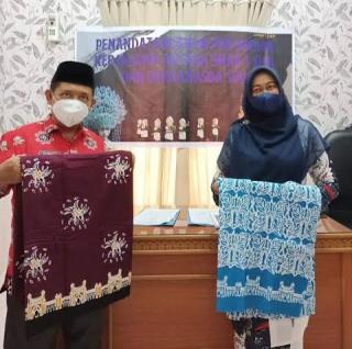 Dukung Program Bupati Ciptakan 1000 UMKM, SMAN 1 Siak Bantu Pasarkan Batik Siak Dekranasda