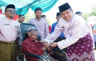Bujang Kampung Berikan Santunan Untuk Mbah Martarejo di Kampung Dosan