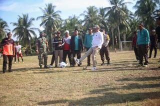 Bupati Adil Buka Turnamen Sepak Bola dan Volly Ball Desa Tanjung Gadai