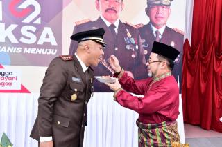 HBA ke 62, Sekda Bengkalis Berikan Surprise Kepada Kajari Bengkalis