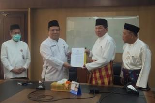 LAM Riau Pimpinan Datuk Seri Raja Marjohan Terima SK Penggunaan Balai Adat