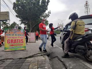 Tukang Ojol Ketiban Sarapan Gratis Dari Barisan Puan Maharani Riau