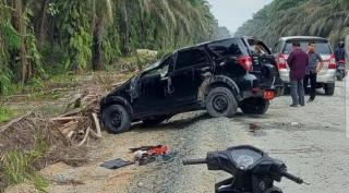 Mobil Plat Merah Diskominfo Siak Alami Laka Tunggal di Jalan Lintas PT SIR