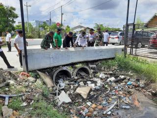 Pj Wali Kota Pekanbaru Meninjau Pengerukan Drainase Sepanjang Jalan Arifin Achmad