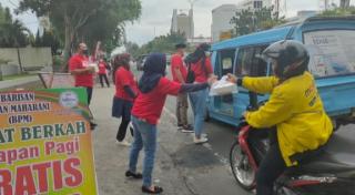 Giliran Sopir Angkot Kebagian Jumat Berkah Dari Barisan Puan Maharani Riau