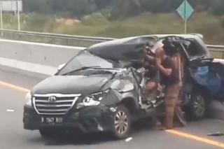 Akibat Kelalaian, Pengendara Mobil Inova Tabrak Truk di Tol Pekanbaru-Dumai