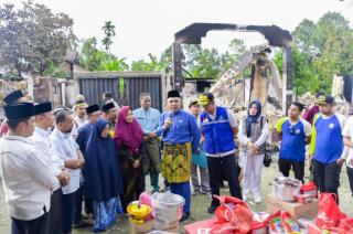 Kadis Sosial Dampingi Pj Bupati Kampar Serahkan Bantuan Korban Kebakaran di Desa Rumbio