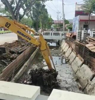PUPR Rutin Perawatan Drainase di Jalan Arifin Ahmad