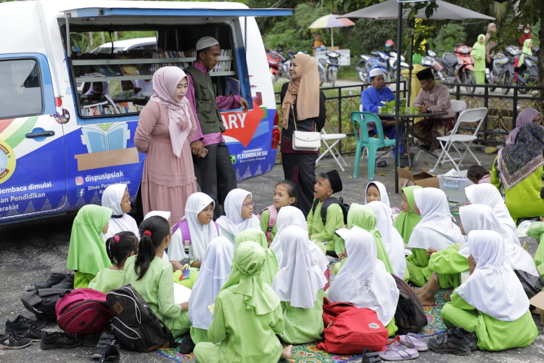 Bujang Kampung di Merempan Hulu, Perpustakaan Keliling Diserbu Anak Sekolah