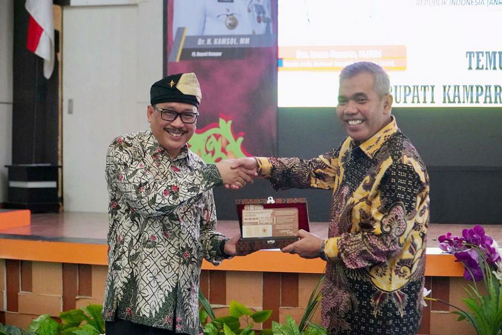 Kepala Arsip Nasional Serahkan Buku Citra Arsip Kampar Kepada Pj Bupati Kampar
