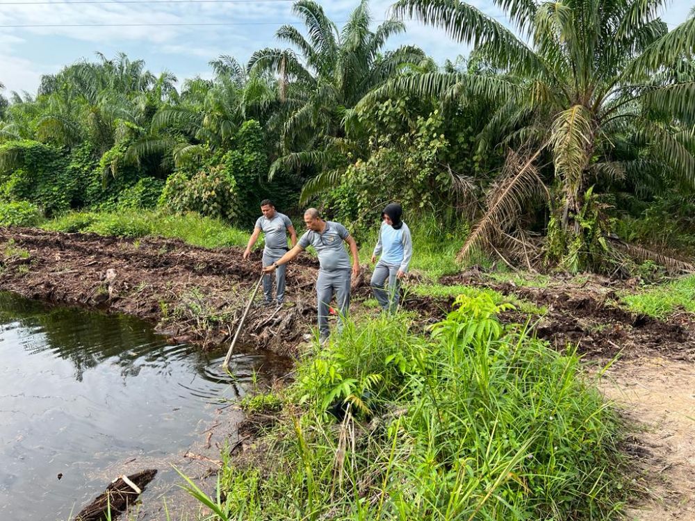 Cegah Karhutla, Polwan Ini Ajak Anak Buah Cek Sekat Kanal