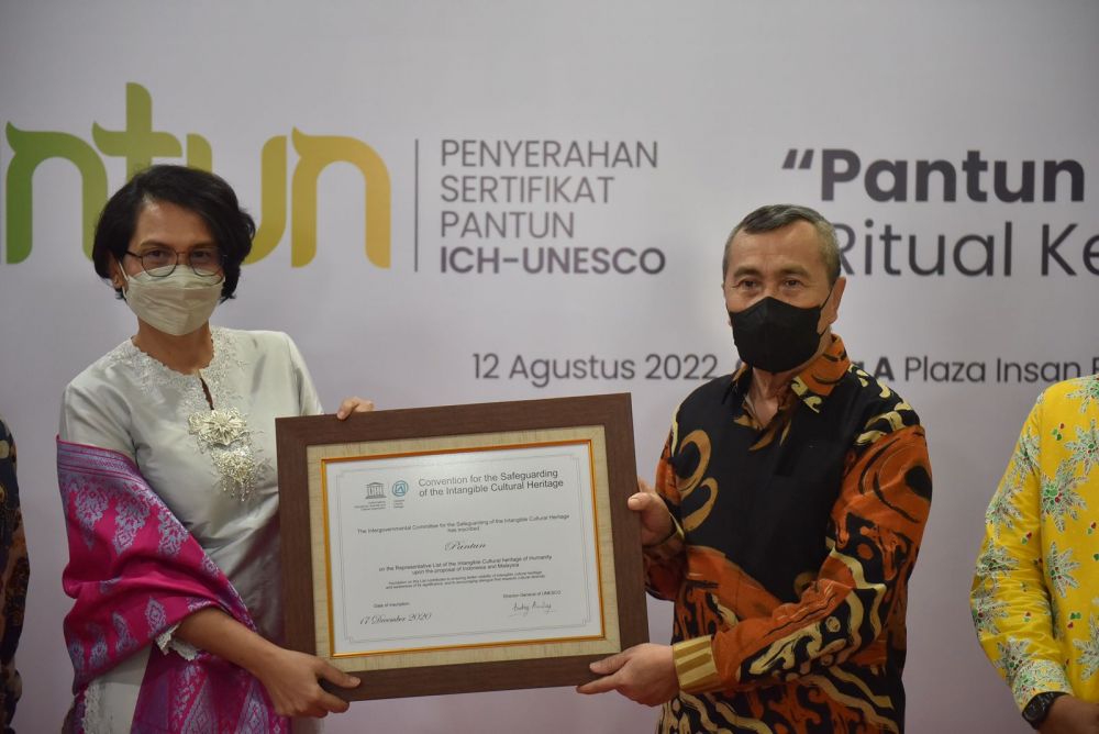 Alhamdulilah, Gubri Resmi Terima Sertifikat Pantun dari UNESCO
