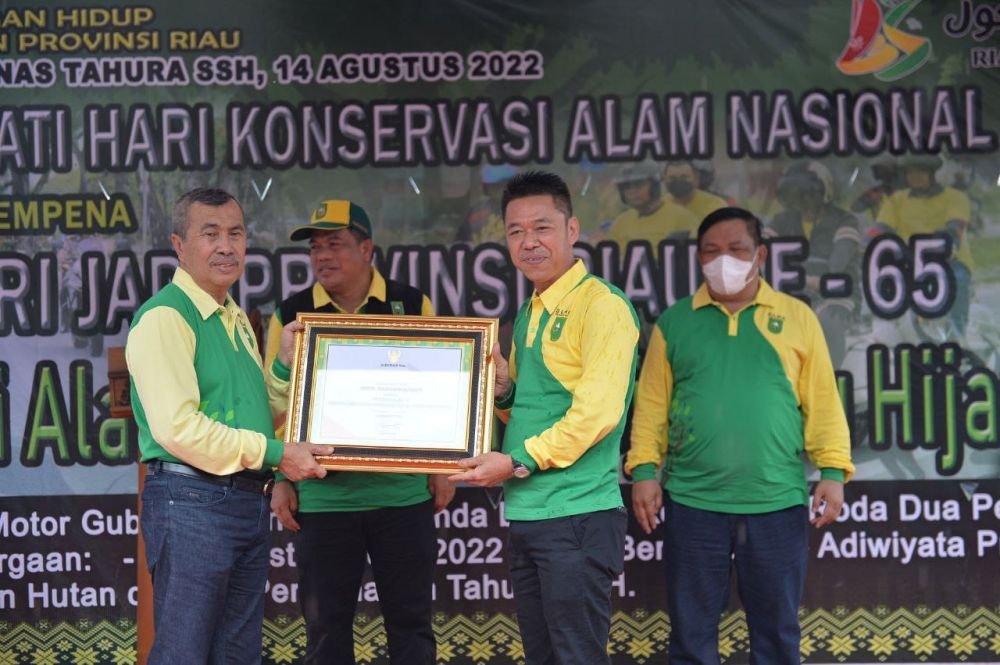 Diserahkan Gubri, Bagansiapiapi Raih Penghargaan Kota Terbersih 2022 di Riau