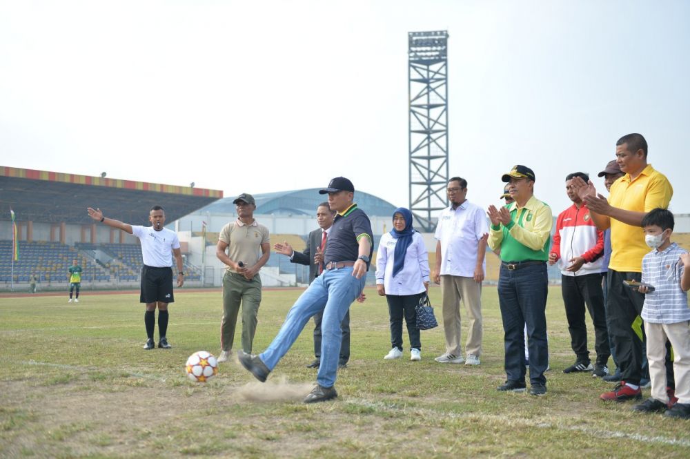 Lakukan Tendangan Pertama Liga Santri Piala Kasad, Dandrem 031/WB: Tetap Jaga Sportivitas