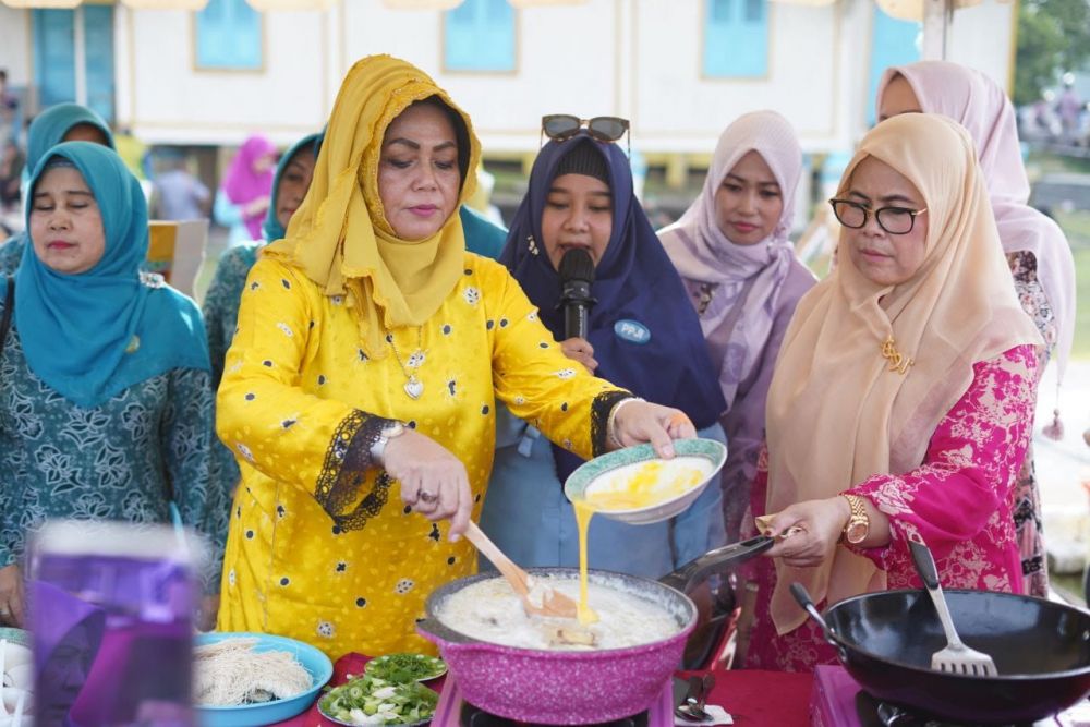 Meriahkan HUT 65 Riau, Misnarni Syamsuar Berbagi Resep Masakan Bersama Masyarakat