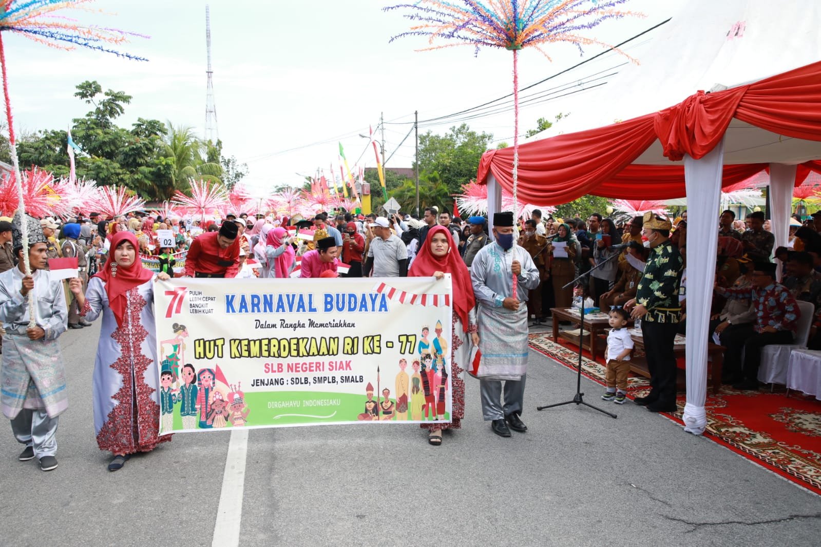 Wabup Husni Merza Lepas Pawai Karnaval Memperingati HUT RI ke 77