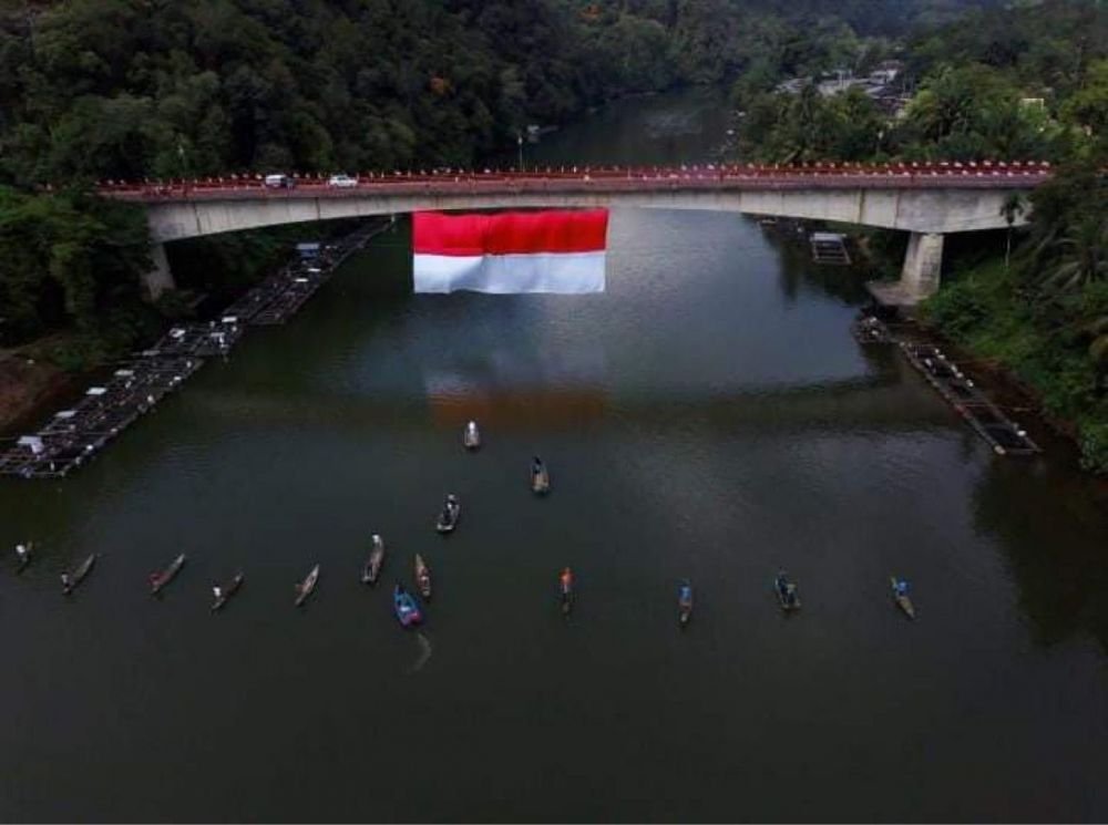 Jembatan Rantau Berangin Kampar Dibentangkan Bendera Merah Putih Sepanjang 19x 45 Meter