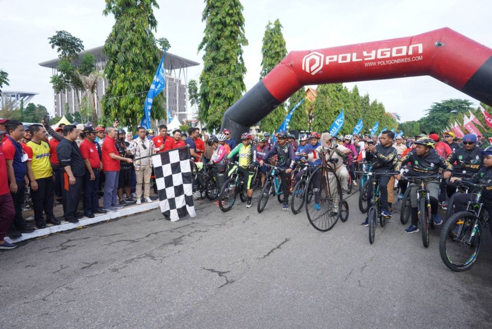 Dilepas Gubri, Seribu Peserta Ikuti Sepeda Santai Gowes Merdeka 2022