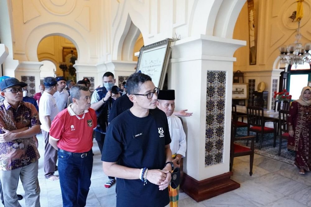 Pulang Kampung ke Riau, Sandiaga Uno Kunjungi Istana Siak