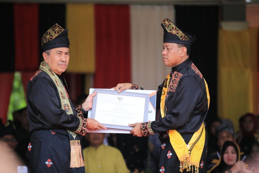Hadiri Festival Pacu Jalur 2022, Gubri Serahkan Berbagai Sertifikat WBTb