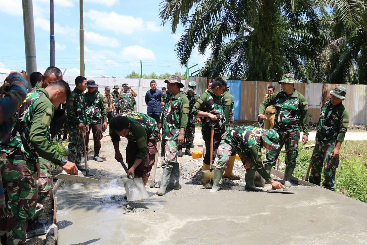 Pj Wali Kota Dampingi Tim Wasev TNI AD Tinjau Hasil Kegiatan TMMD di Kulim