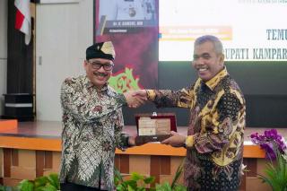 Kepala Arsip Nasional Serahkan Buku Citra Arsip Kampar Kepada Pj Bupati Kampar