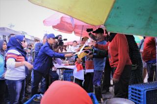 Pj Wali Kota Sebar Bendera Merah Putih ke Pedagang Jalan Agus Salim