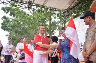 Dukung Gerakan 10 juta Bendera Merah Putih, Gubernur Riau Langsung Bagikan ke Masyarakat