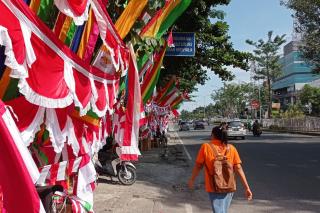 Penjual Umbul-umbul HUT Riau Meraup Omset Ratusan Ribu Rupiah