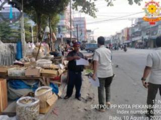Satpol PP Berikan Surat Teguran ke PKL di Jalan Ahmad Yani