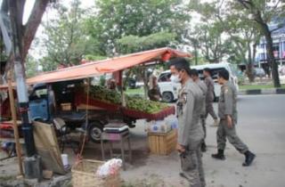 Satpol PP Tertibkan PKL di Ruas Jalan Sudirman dan Arifin Ahmad