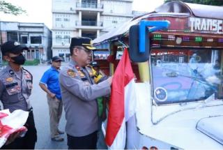 Polres Inhil Bagi-bagi Bendera Merah Putih