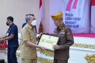 Pemprov Riau Serahkan Sagu Hati Kepada 347 Veteran di Riau