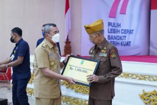 Pemprov Riau Serahkan Sagu Hati Kepada 347 Veteran di Riau