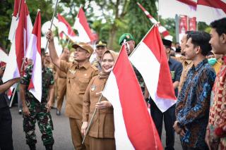 Bupati dan Wakil Bupati Bengkalis Bagikan Ribuan Bendera Merah Putih Kepada Masyarakat