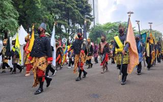 Bendera Kerajaan Siak di Kirab Dari Monas Menuju Istana Merdeka Oleh 2 Personil Kodim 0322/Siak