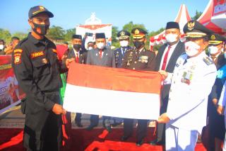 Sempena HUT RI ke 77 Tahun, Bupati Rohul Bagikan 10 Ribu Bendera Merah Putih