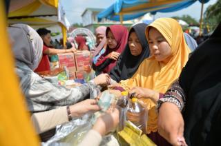 Ratusan Emak-emak Serbu Operasi Pasar Murah Pemprov Riau di Kandis