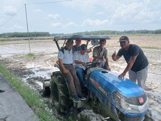 Percepatan Produksi Beras Kampar, Kamsol Bajak Sawah di Desa Binuang