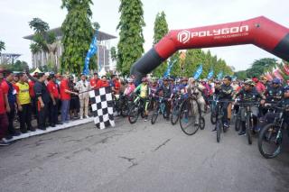 Dilepas Gubri, Seribu Peserta Ikuti Sepeda Santai Gowes Merdeka 2022