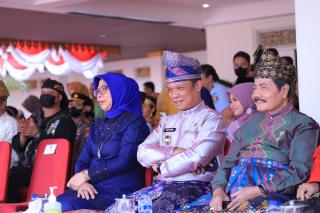 Pj Wali Kota Pekanbaru Saksikan Langsung Pawai Budaya Berbagai Daerah